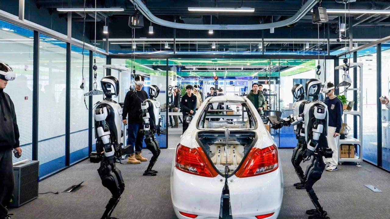 Chiny uruchamiają centrum, aby trenować ponad 100 robotów humanoidalnych