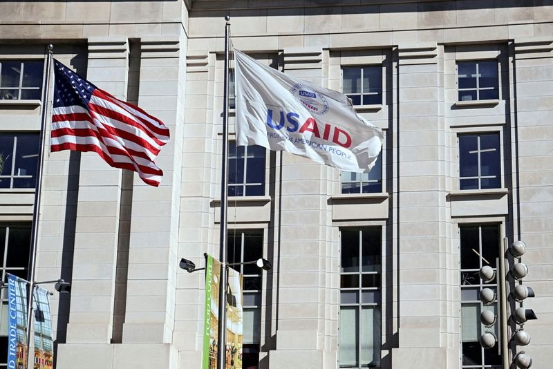 Zakłócenia USAID pozostawiają zbiorniki tlenu, leki gruźlicy utknęły w statkach, magazyny