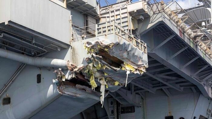 Pierwsze zdjęcie USS Truman Carrier wykazuje obszerne uszkodzenia po zderzeniu z tankowcem