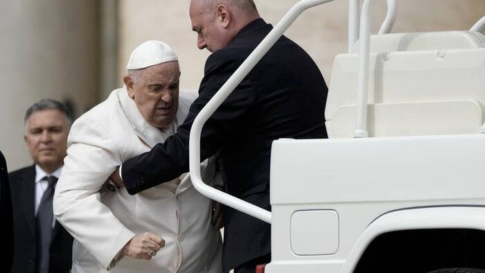 Gdy papież Franciszek rozpoczyna 8. dzień w szpitalu, Vatican sugeruje możliwą rezygnację
