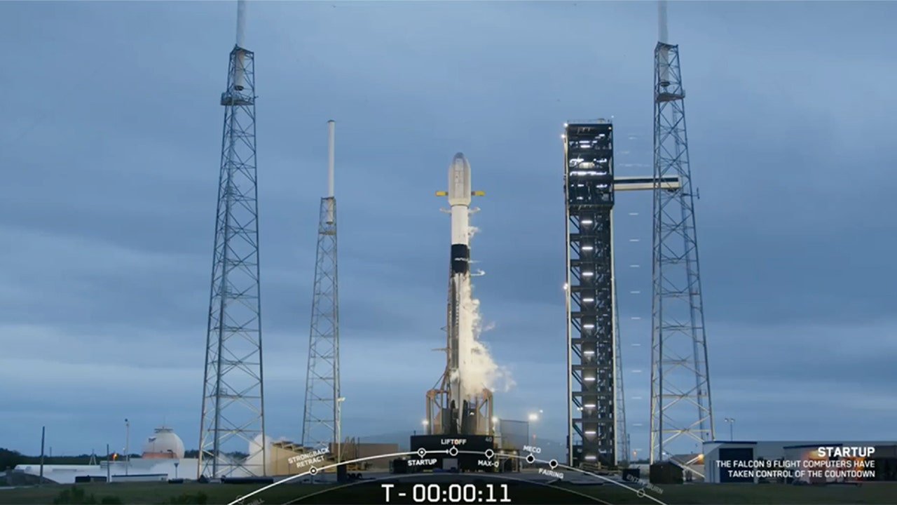SpaceX tworzy historię po uruchomieniu rakiety z Florydy i Landing Booster na Bahamach