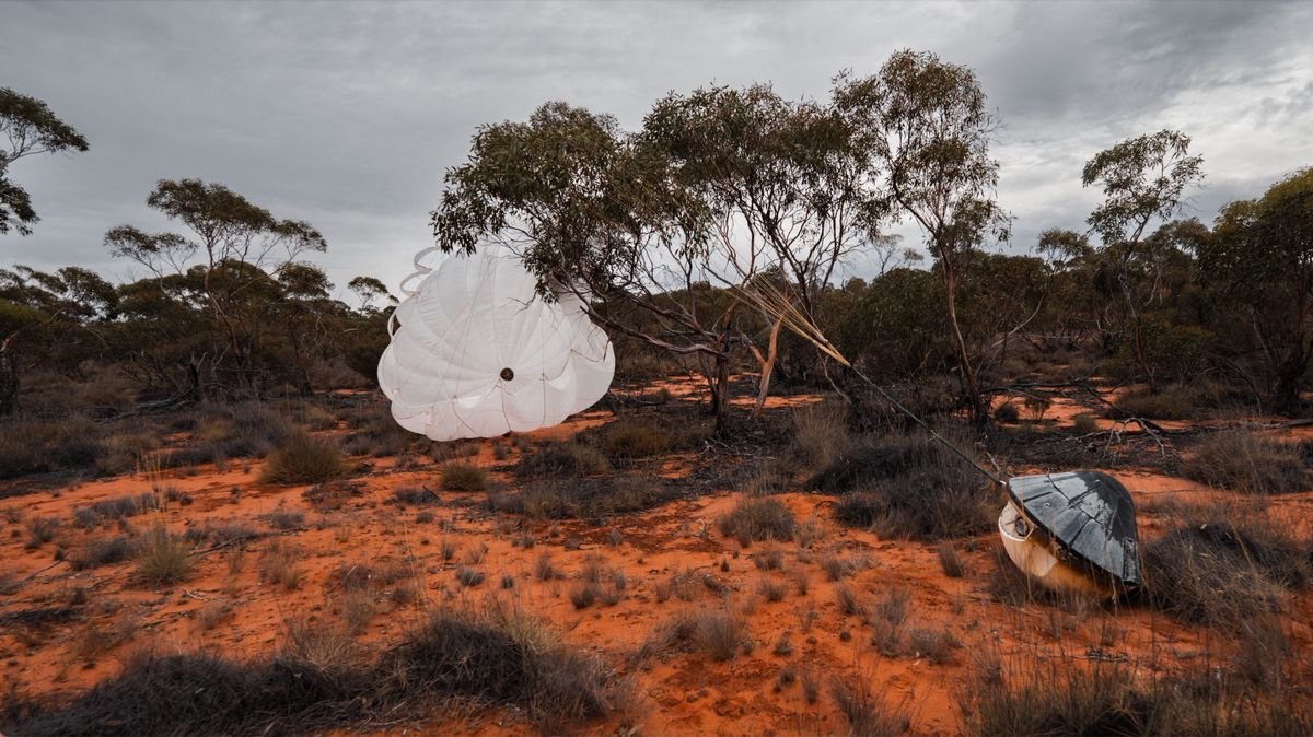Varda Space Capsule wraca na Ziemię w 1. lądowaniu komercyjnym w australijskim Outback (zdjęcia)