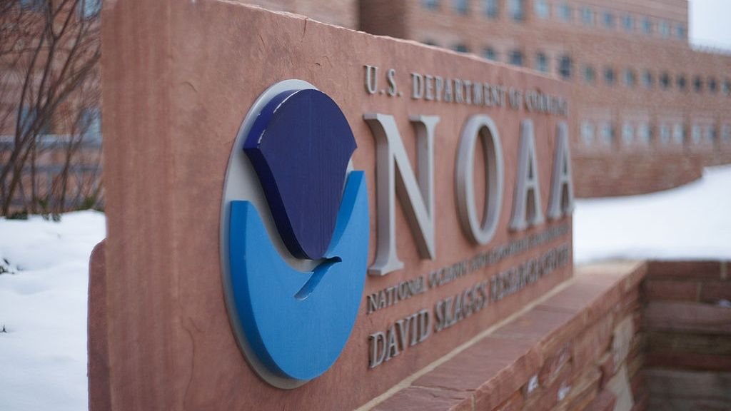 Naukowcy ostrzegają przed konsekwencjami, ponieważ zwolnie się ponad 800 pracowników NOAA: „Cenzorowanie nauki nie zmienia faktów”