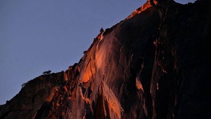 Pracownicy Yosemite wiszą flagę nas do góry