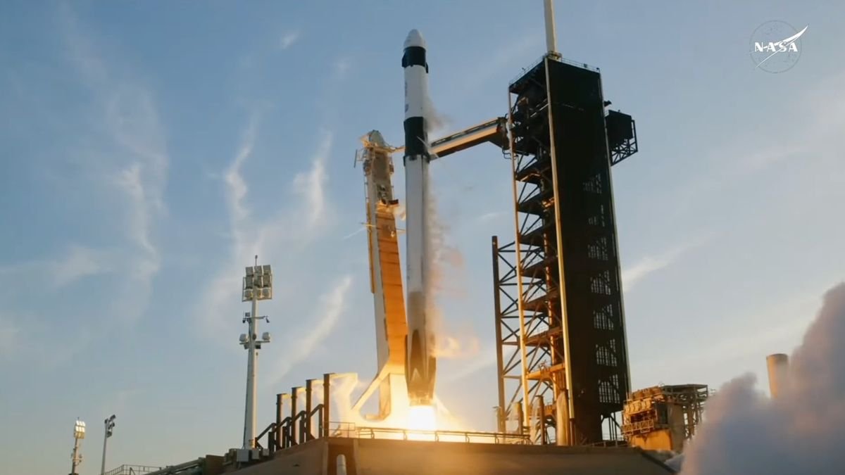 SpaceX uruchamia załogę pomocy dla oblężonych astronautów Starliner NASA na ISS (wideo)