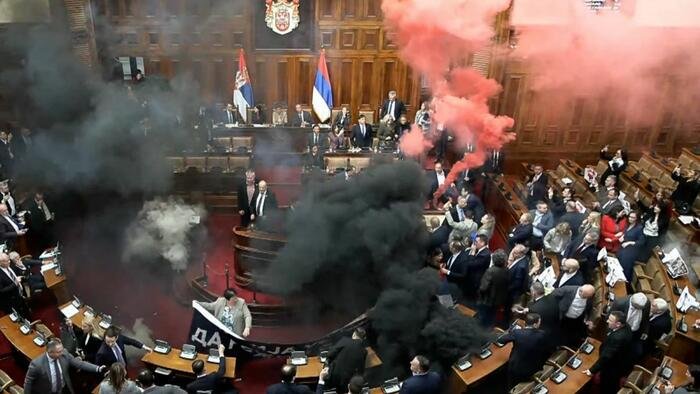 Dym bomby lub tylko we wtorek w parlamencie bałkańskim