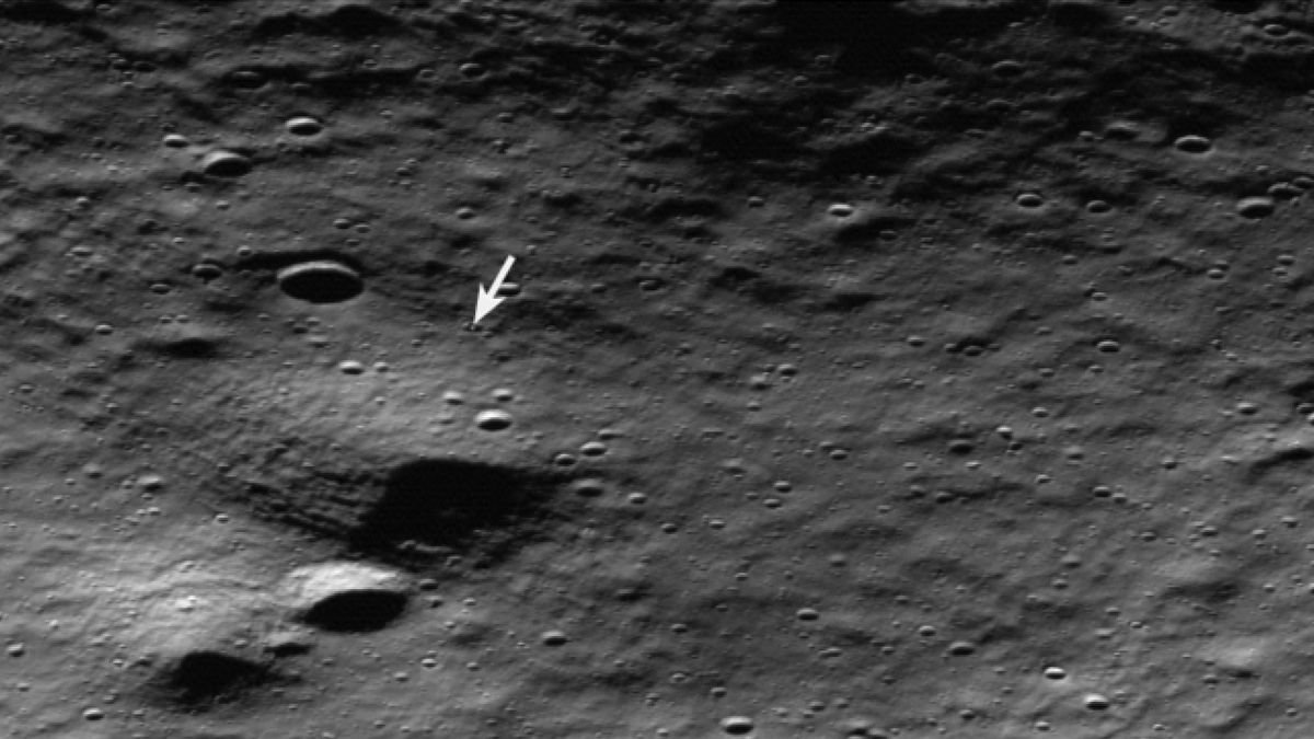 Dead Athena Moon Lander widziany w grobie kraterowym z Orbit Księżyca (zdjęcia)
